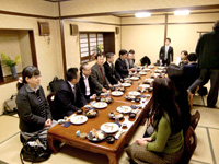 様々な年齢の同窓生、和気藹々と臨床について語り合った懇親会