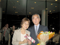 前田副学長より、記念の花束とネ−ム入りのパ−カ−のボ−ルペンが記念品として送られました。