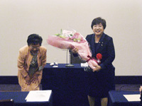 講演会花束贈呈:ぐんま女性歯科医師の会会長特別参加