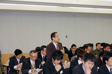 質問をする評議員の先生