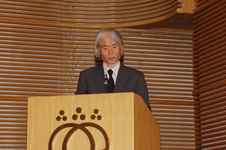 講演中の阿部　實 学内教授