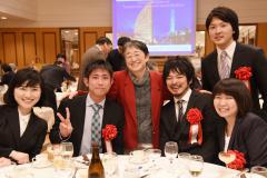 前田伸子副学長と論文賞・論文奨励賞受賞者