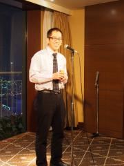 乾杯スピーチをされる評議員の西村康先生