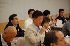 質問をする評議員の先生