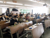 講義を熱心に受講中