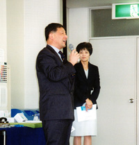 同窓会本部より高橋専務理事と團学術常任理事