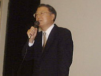 挨拶をされる新井副病院長