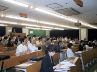 講義を熱心に受講中