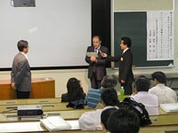 終了証を授与される東松先生