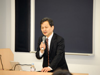 ご講演中の鶴本教授