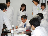 実習指導をする佐藤准教授