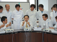 実習指導をする森田助教