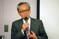 講演をされる小林教授