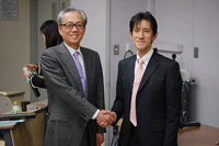握手をされる小林・下田両教授