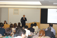 ご講演される小川教授